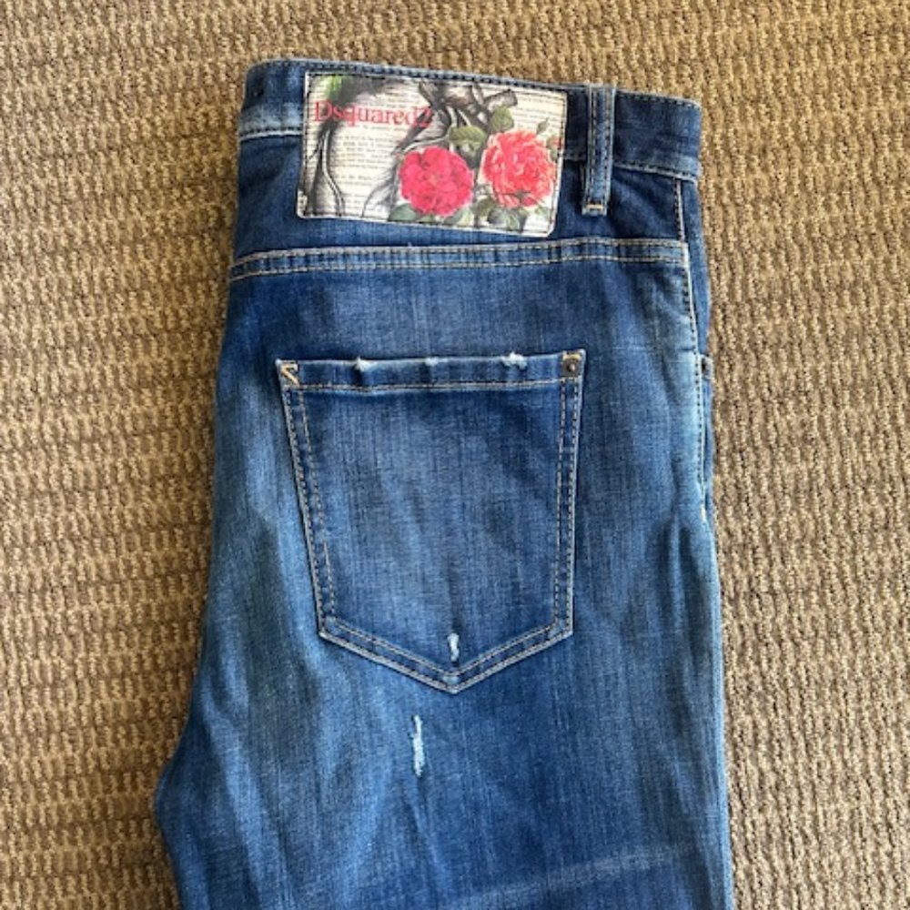 DSQUARDED CROPPED BOYFRIEND SIZE IT 42 or SIZE 6